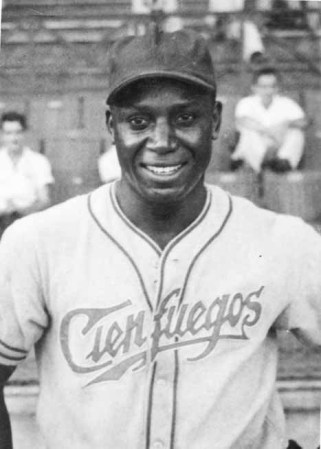 El estelar jugador Silvio Garcia con el uniforme del Cienfuegos en 1947, de quien se dice fue escogido como primera opción para romper la barrera racial del béisbol de Grandes Ligas, tarea que no aceptó por su fuerte temperamento y que luego inmortalizó a Jackie Robinson.