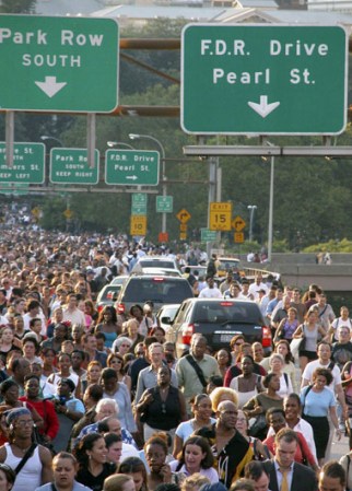 La ciudad de Nueva York recordó el apagón masivo que dejó a la capital del mundo a oscuras en el 2003, causando pánico y un caos masivo.