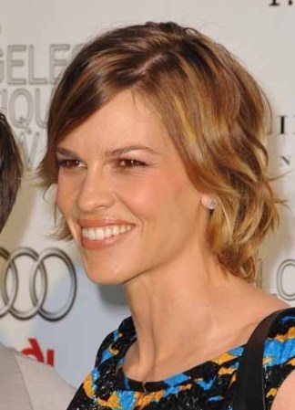 Hilary Swank con cabello corto y ondulado