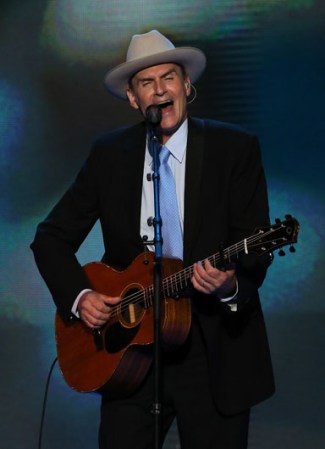 El cantante y guitarrista James Taylor, ganador de cinco premios Grammy, sube al escenario para ofrecer su música como muestra de apoyo.