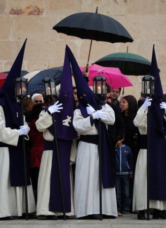 Cofradía de Jesús del Vía Crucis en Zamora, España. Ellos marchan descalzos.