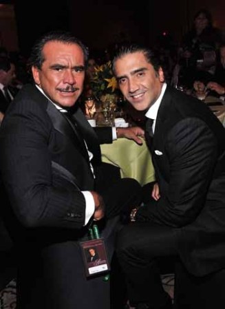 Vicente y su hijo Alejandro Fernandez el amor que se tienen estos dos es tan grande que hasta besos en la boca se dan en publico, y se cantan serenatas