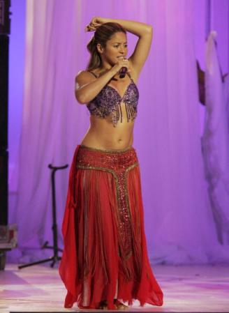 Shakira en los Premios Billboard del 2006 cantando "My Hips Don't Lie"