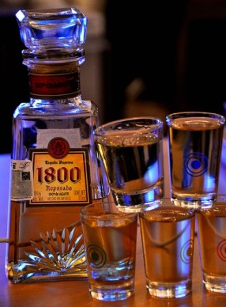 El tequila se bebe en tragos pequeños y se deja que recorra toda la boca para acostumbrar al paladar; sólo entonces se da otro trago.