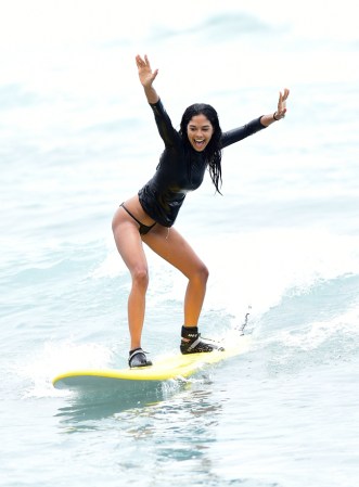 La modelo Heidy de la Rosa practicando surf en Cabo San Lucas.