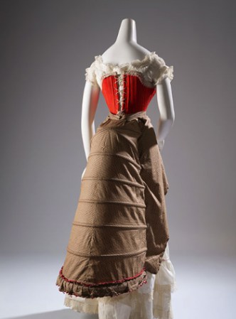 El “bustle” evolucionó de la crinolina en los 1860’s tardíos. Tomo diferentes formas en 20 años, pero todos fueron diseñados para enfatizar el “derrière” de las damas.