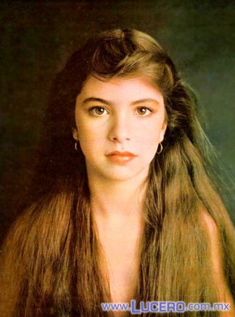 En esta foto de 1982, vemos la belleza al natural de Lucero, quien ha cautivado no sólo por su físico, sino por su gran talento.