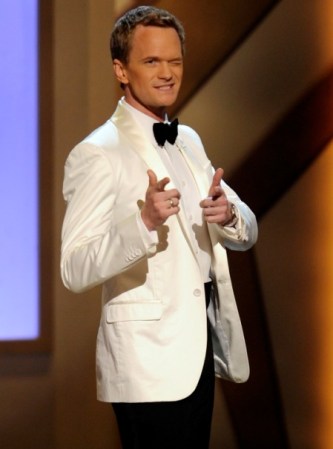 Conocimos a Neil Patrick Harris por su personaje Barney en "How I met your mother". Es increible pensar que en su vida personal es lo más alejado a ese personaje machista y mujeriego. Neil reconoció su condición sexual en la revista "People" hace seis años.