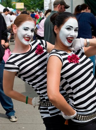 Mimos. Es uno de los más queridos y temidos artistas de la calle. Son divertidísimos para ver, pero su espíritu bufón es más fuerte que ellos y es muy probable que se terminen riendo de ti.