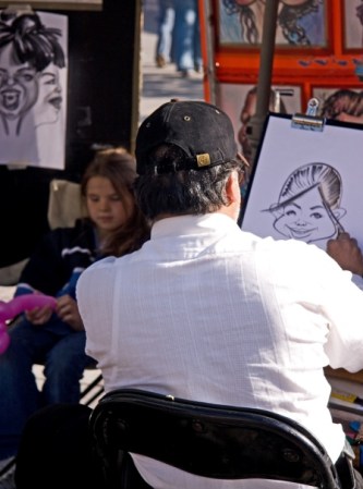 Caricaturistas. Con cuanta ilusión posan los niños para verse luego inmortalizados en un retrato simpático y bien hecho. Están en las plazas de la ciudades y uno se puede pasar horas viendo los detalles de sus dibujos.