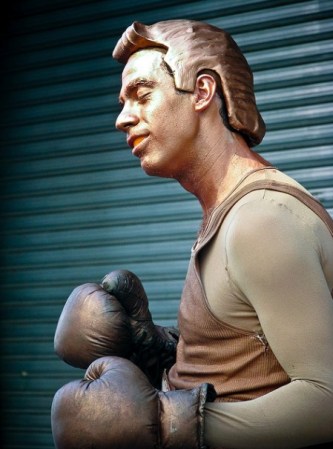 Estatuas vivientes. En los últimos años las vemos cada vez más variadas y ocurrentes. Este arte es algo más que quedarse quieto, requiere mucha creatividad para llamar la atención con una puesta en escena original.