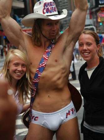 Cantantes callejeros. Aquí el famoso “Naked cowboy” de Times Square, te canta una canción Country al mismo tiempo que te deleita con ese cuerpo de ensueño.