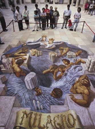 Tiza e ilusiones ópticas 3D. No sucede todos los días, pero estos asombrosos artistas saben combinar la perspectiva y la pintura con tiza a la perfección. Una lluvia al día siguiente basta para desintegrar su obra.