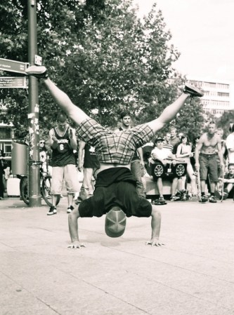 Break Dance. Esos movimientos hipnóticos que uno no puede dejar de mirar. Vueltas con la cabeza, movimientos de piernas imposibles, coreografías estupendas. La belleza del baile en su vertiente más callejera.