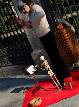 Titiriteros. Dan ganas de volver a ser niños y abstraerse de todo para ver a esas pequeñas marionetas cobrar vida y contarnos historias lejanas.