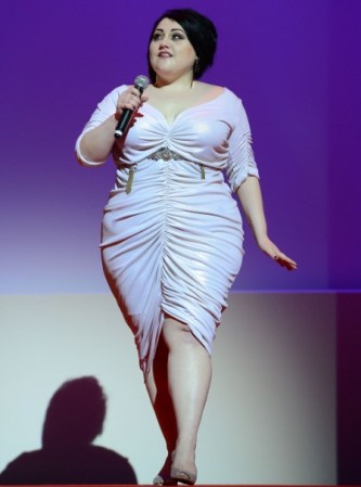 Beth Ditto. “A mi no me pesa ser gorda, es parte de mi personalidad” afirmo la increíble cantante. Sus más de 100 kilos no le sacan un gramo de sexualidad y galmour.