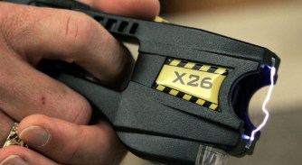Muere tras someterlo con arma eléctrica