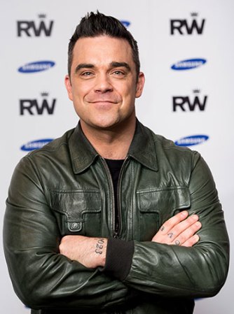 Robbie Williams. Cantante británico que tiene muchos tatuajes, la mayoría de ellos son textos, frases y hasta el segmento de una canción de los Beatles.