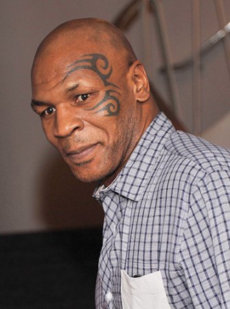 Mike Tyson. ¡Cuidado con las orejas! Una de las leyendas del peso completo en el boxeo tiene muchos tatuajes, destacando el Che Guevara en su abdomen y diseños tribales en el rostro.