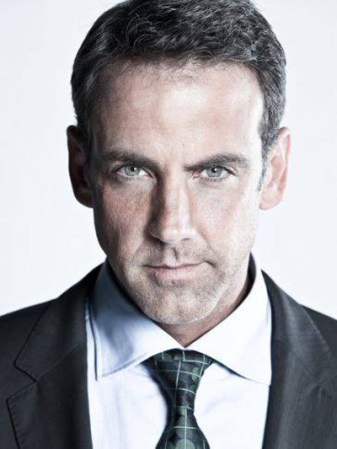 En Santa Diabla Carlos Ponce interpreta por primera vez un villano y está sumamente interesado en la historia de su personaje.