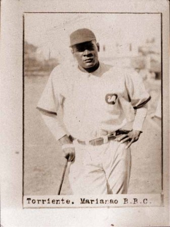 El gran toletero cubano Cristóbal Torriente y estrella de las Ligas Negras de estados Unidos con el uniforme del Marianao a mediados de los años 20 del siglo XX. Torriente es uno de los cuatro cubanos que han sido exaltados al Salón de la Fama de los EEUU.
