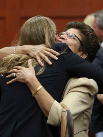 Zimmerman y familiares celebran veredicto en corte.