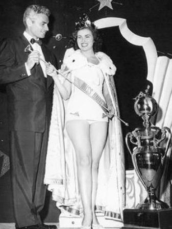Miss Universo 1953 - Christiane Martel de Francia