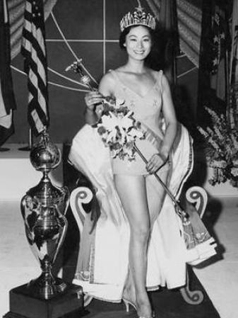 Miss Universo 1959 - Akiko Kojima de Japón