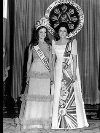 Miss Universo 1974, Amparo Muñoz de España. Renunció a la corona pero no fue remplazada.