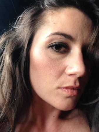 Victoria Valentine James tuvo que renunciar a ser maestra de inglés debido a que se dieron a conocer sus fotos picantes en internet. Y ahora vende sus encantos al desnudo.