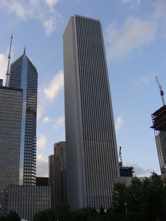 El edificio Aon Center (200 East Randolph Street, anteriormente Amoco Building) es un moderno rascacielos en el Loop (centro) de Chicago, diseñado por el arquitecto Edward Durell, y se terminó en 1974 como edificio de la Standard Oil.