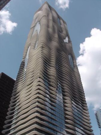 Aqua (225 N. Columbus Drive) es un edificio de 82 pisos en el centro de Chicago. Diseñado por la arquitecta Jeanne Gang, Aqua es el edificio más alto del mundo construido por una arquitecta. Tiene una altura de 262 metros. Su ondulante fachada semeja el agua en movimiento.