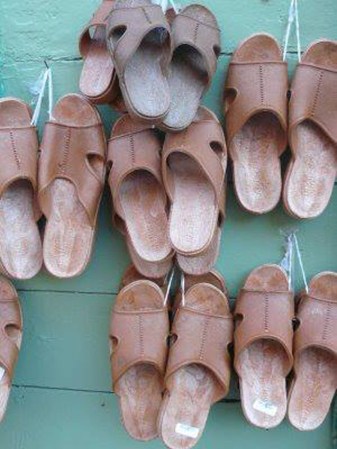 Chancletas Samurai. Así de feas, así de duraderas. Las hacían en China pero terminó formando parte de la cultura dominicana. ¿A quién le dieron un chancletazo con ellas?