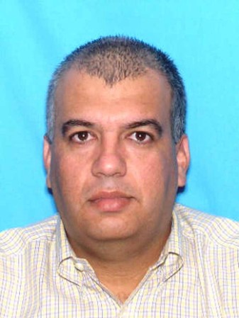 Elvis García Pérez empleada de AZJ Medical Center. Acusado de crimen organizado, falsas reclamaciones de seguros y robo en mayor cuantía. No fue arrestado se le considera fugitivo.