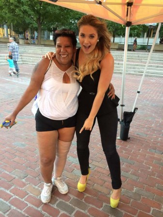 Sorprendente, la señora contó que haría "lo que sea" por conocer a Kimberly y ni una reciente operación en su pierna la detuvo.