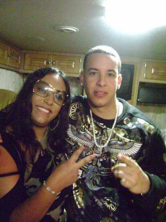 La India junto al rapero boricua Daddy Yankee.