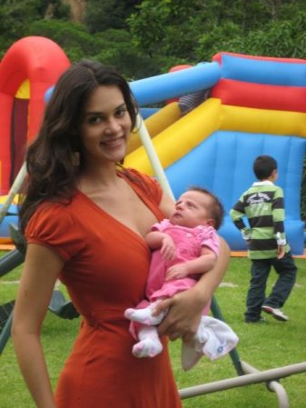 Mónica Spear se convirtió en madre en octubre de 2008 con el nacimiento de su hija Maya Berry Spear, fruto de su matrimonio con el empresario británico Thomas Henry Berry.