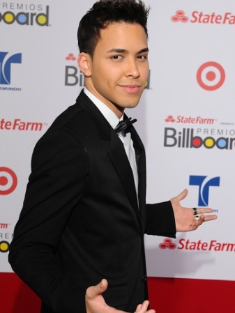 Prince Roy<br /><br />Muy clásico y elegante, el cantante lució una chaqueta tipo esmoquin en riguroso negro con un corbatín al tono.