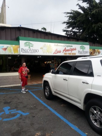 Los "chinchorritos" (pequeños establecimientos) donde venden ron Palo Viejo