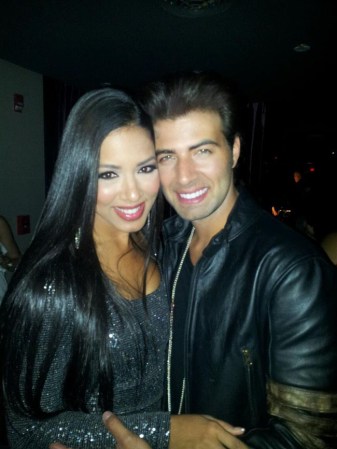 En la foto junto al actor y cantante Jencarlos Canela.