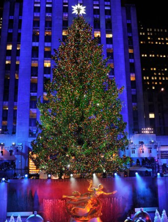Varios artistas, acompañados de miles de espectadores, se dieron cita en Nueva York para iniciar oficialmente la navidad, tras encender el árbol navideño en la Plaza Rockefeller.