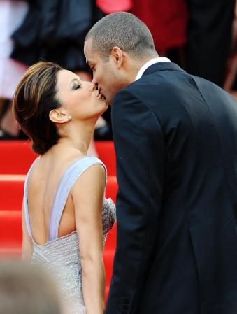 Eva Longoria Parker le da un beso a su esposo Tony Parker durante esta alfombra roja.
