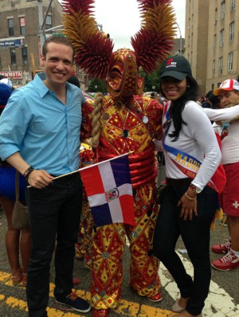 Miles de dominicanos se congregaron para celebrar por todo lo alto el Desfile Dominicano de El Bronx 2013 en la ciudad de Nueva York.
