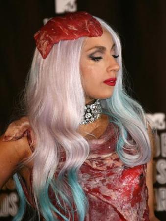 Lady Gaga posee una nariz prominente que se eleva desde el entrecejo y vive como si aquello no fuera más que un detalle insignificante. Como realmente lo es.
