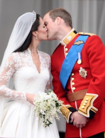 Los novios se besan frente a los londinenses.