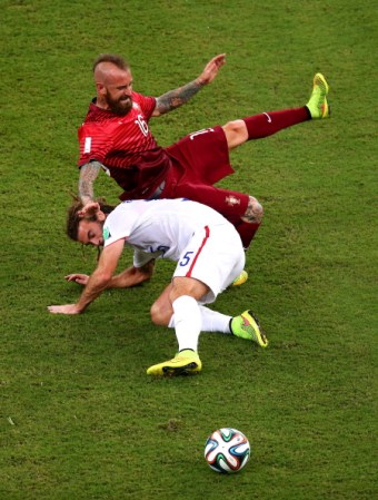 Raúl Meireles (en rojo)