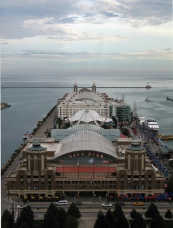 Navy Pier es un complejo turístico construido frente al Lago Michigan. El muelle fue construido en 1916. Actualmente cuenta con atracciones para toda la familia; desde una gigantesca rueda de la fortuna hasta cines y un teatro. (600 E. Grand Avenue)