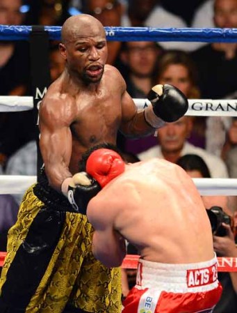 El pugilista Floyd Mayweather retuvo el título del peso welter del Consejo Mundial de Boxeo (CMB) al vencer por decisión unánime a Robert Guerrero.