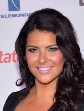 La cantante y actriz mexicana Litzy posee unos labios llamativos, su piel bronceada contrasta con el tono rosa de su maquillaje.