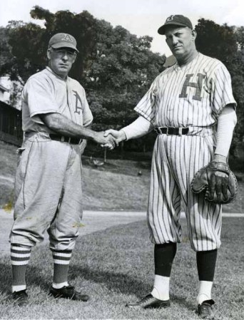 Dos legendarias personalidades de todos los tiempos, Adolfo Luque (iz), primer pitcher latino en ganar más de 20 juegos en una temporada de Grandes Ligas y Miguel Ángel González, el primer receptor hispano en el Big Show, se saludan antes del comienzo de la campaña 1940-41 de la Liga Profesional Cubana.